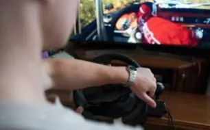 Aidez votre adolescent à devenir pilote auto grâce au simulateur de conduite