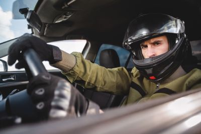 Un siège baquet vous permet d'être confortablement assis durant une course